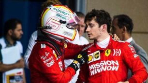 Vettel, con il casco, e Leclerc