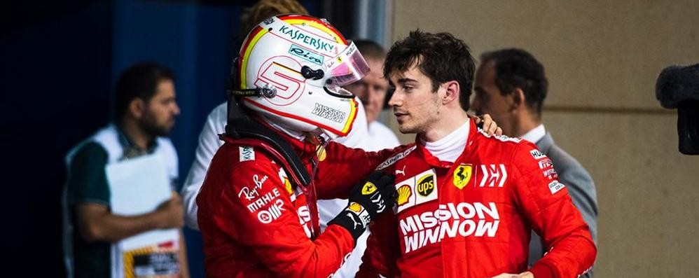 Vettel, con il casco, e Leclerc