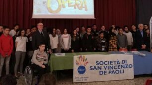 La premiazione dei ragazzi con le borse di studio della Conferenza San Vincenzo