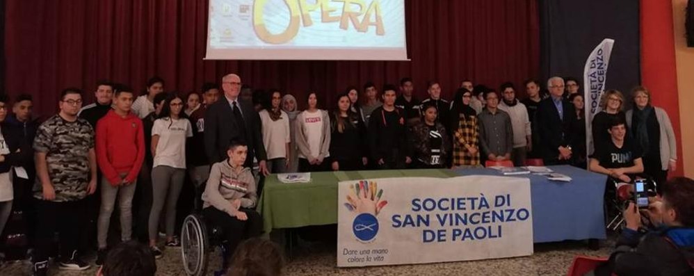 La premiazione dei ragazzi con le borse di studio della Conferenza San Vincenzo