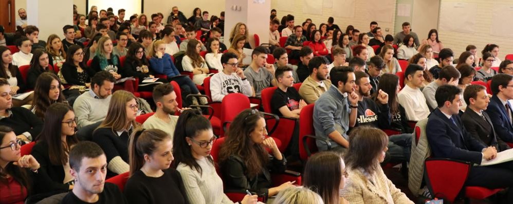 Sala Gandini gremitissima di studenti per il convegno sull'Europa