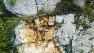 Statale 36: il video dei rocciatori al lavoro sulla frana a Lierna, riapre la carreggiata sud