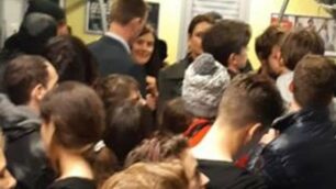 Pendolari stipati su un convoglio tra la stazione di Seregno e quella di Monza