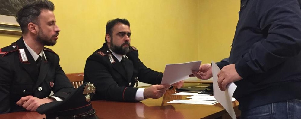Brugherio: il vademecum anti truffe consegnato dai carabinieri negli incontri informativi con la popolazione più debole