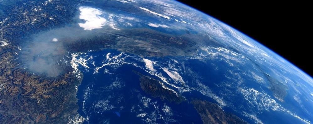 Una fotografia di  Paolo Nespoli dallo spazio 18 ottobre 2017: in quel caso lo sguardo era dall’alto verso il basso  - foto @astro_paolo #VITAmission