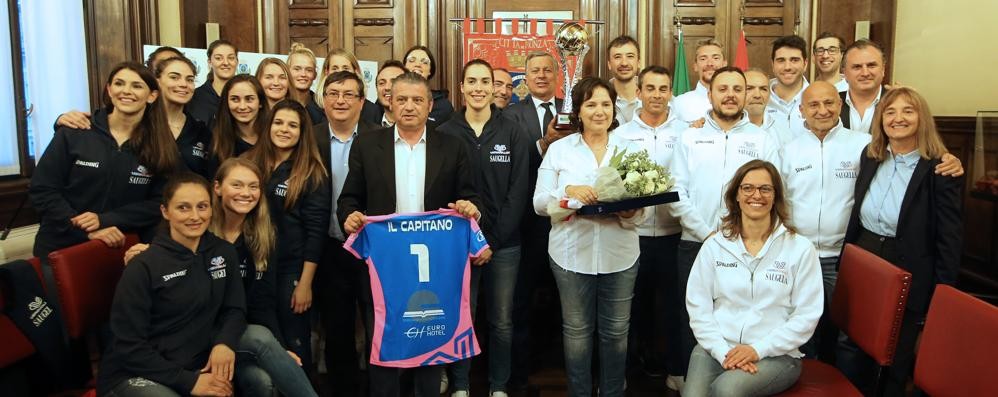 Monza Sala giunta comune Consegna onorificenze squadra femminile Saugella Monza