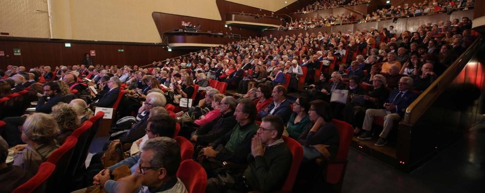 Pubblico al teatro Manzoni di Monza