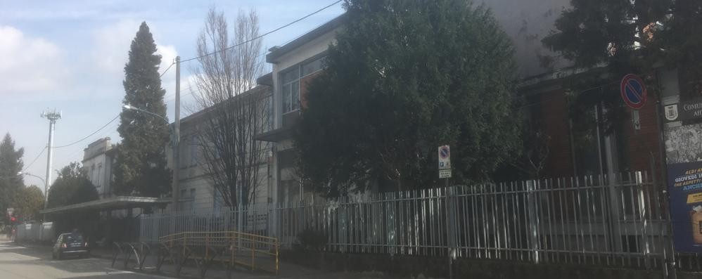 Agrate furto fari ex scuola via Ferrario