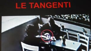 Un fermo immagine del filmato dell’operazione divulgato alla stampa