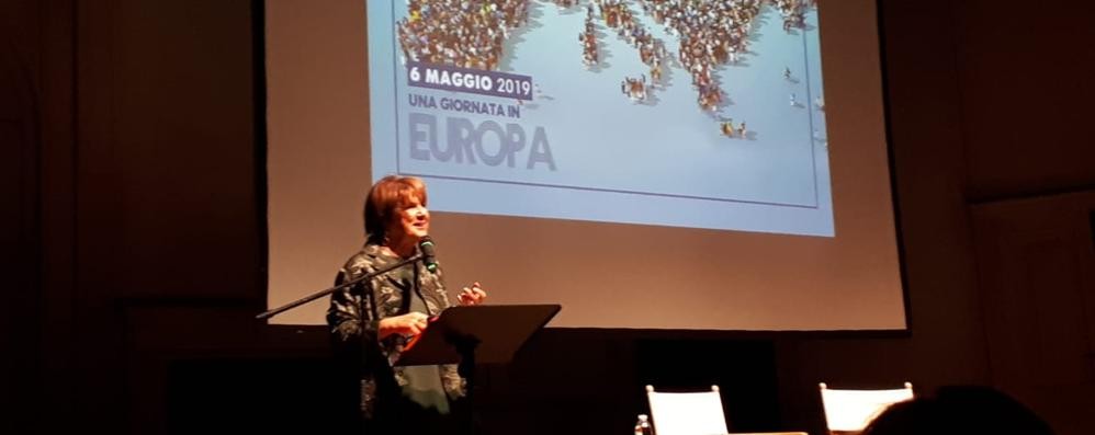 L’attrice Lella Costa ospite dell’evento “Una giornata in Europa” al teatro Parenti di Milano