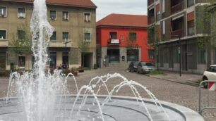Brugherio: la piazza Battisti con la fontana