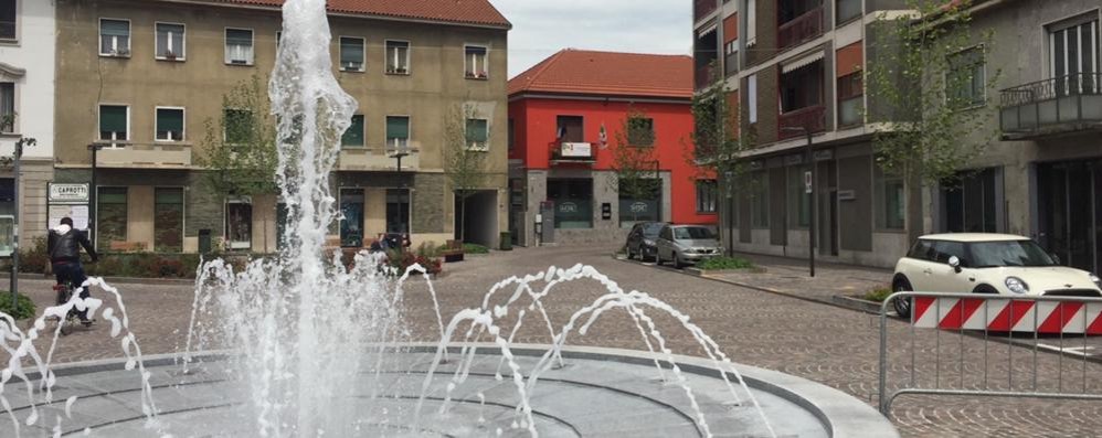 Brugherio: la piazza Battisti con la fontana