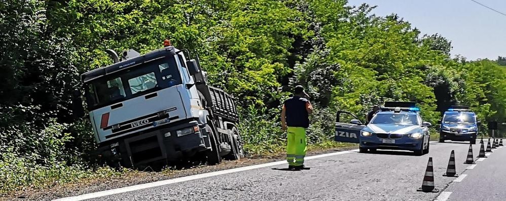 Il camion finito fuori strada