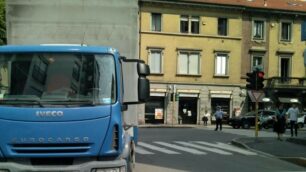 Il camion che ha investito la donna in via Pavoni