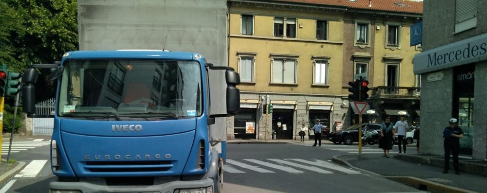 Il camion che ha investito la donna in via Pavoni