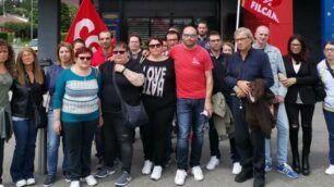 I lavoratori in presidio al Mercatone Uno di Cesano Maderno