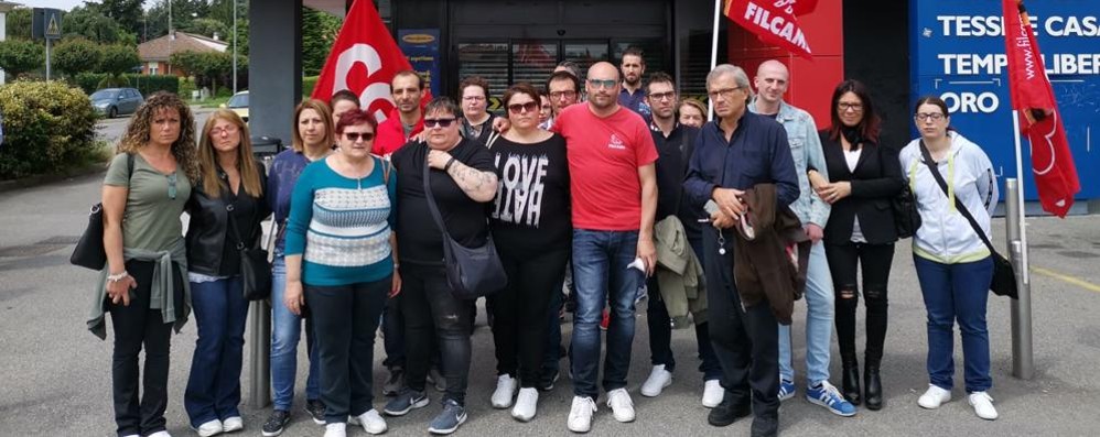 I lavoratori in presidio al Mercatone Uno di Cesano Maderno