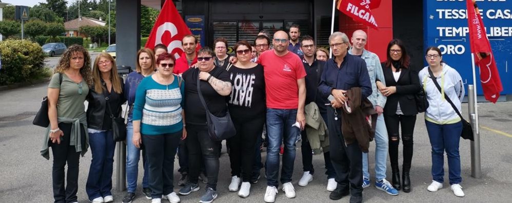 Il presidio dei lavoratori al Mercatone Uno di Cesano