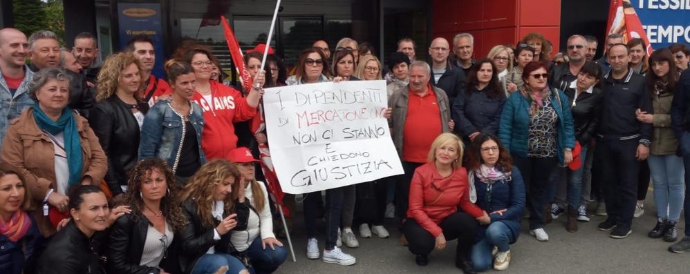 Economia Fallimento Mercatone Uno presidio lavoratori a Cesano Maderno mercoledì 29 maggio 2019