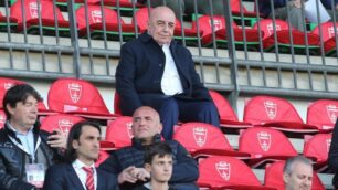 Adriano Galliani in tribuna al Brianteo durante Monza - Fermana 3 - 0. Sotto di lui, tra gli altri, il sindaco Dario Allevi, Roberto Mazzo e Vincenzo Iacopino