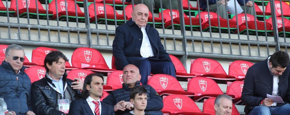 Adriano Galliani in tribuna al Brianteo durante Monza - Fermana 3 - 0. Sotto di lui, tra gli altri, il sindaco Dario Allevi, Roberto Mazzo e Vincenzo Iacopino