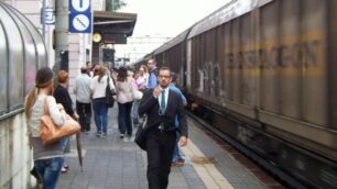 Un treno merci in transito nella stazione di Seregno