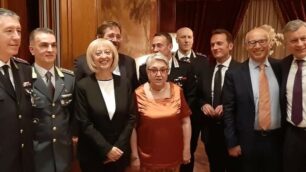 Foto di gruppo dei vertici delle istituzioni e delle forze dell’ordine locali con la vice presidente del Lions Club Monza Duomo Marta Girardi