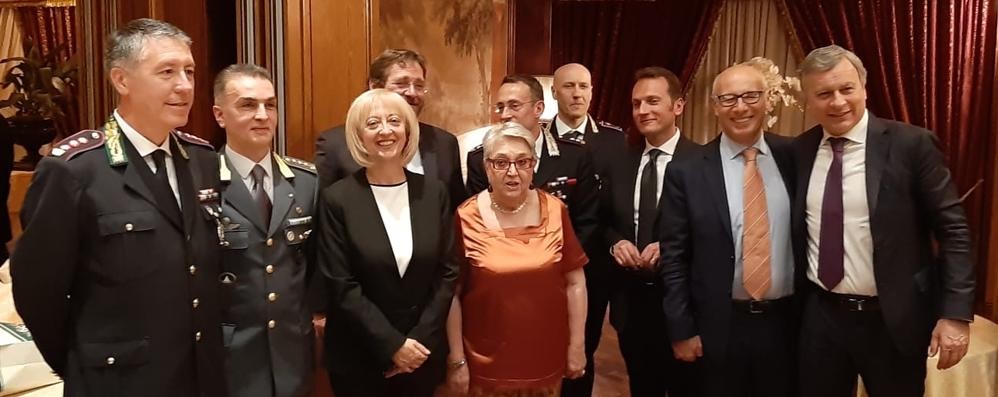 Foto di gruppo dei vertici delle istituzioni e delle forze dell’ordine locali con la vice presidente del Lions Club Monza Duomo Marta Girardi