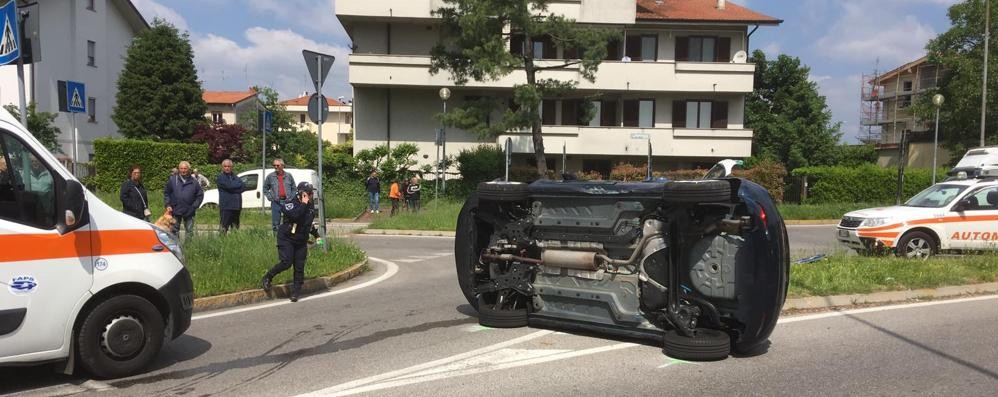 Villasanta incidente stradale via Volta