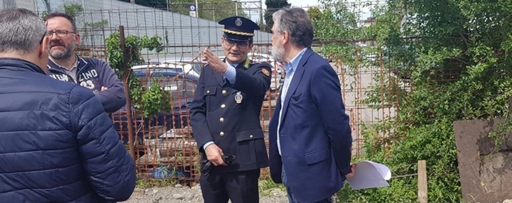 Lissone: parcheggione aperto lunedì 6 tra le polemiche. Il comandante della Polizia locale Ferdinando Longobardo nella zona del parcheggio