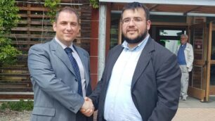 Elezioni 2019, Amministrative: la stretta di mano tra i candidati sindaci di Mezzago Massimiliano Rivabeni (Cambia Mezzago) e Giorgio Monti (Mezzago Democratica)