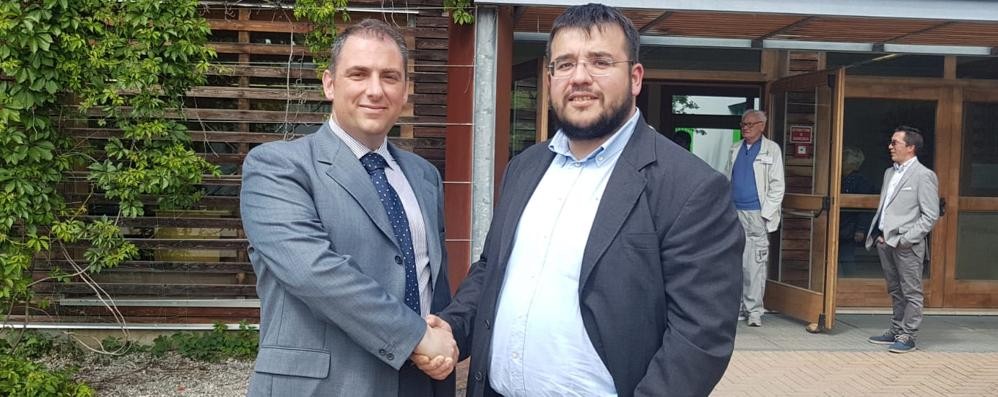 Elezioni 2019, Amministrative: la stretta di mano tra i candidati sindaci di Mezzago Massimiliano Rivabeni (Cambia Mezzago) e Giorgio Monti (Mezzago Democratica)