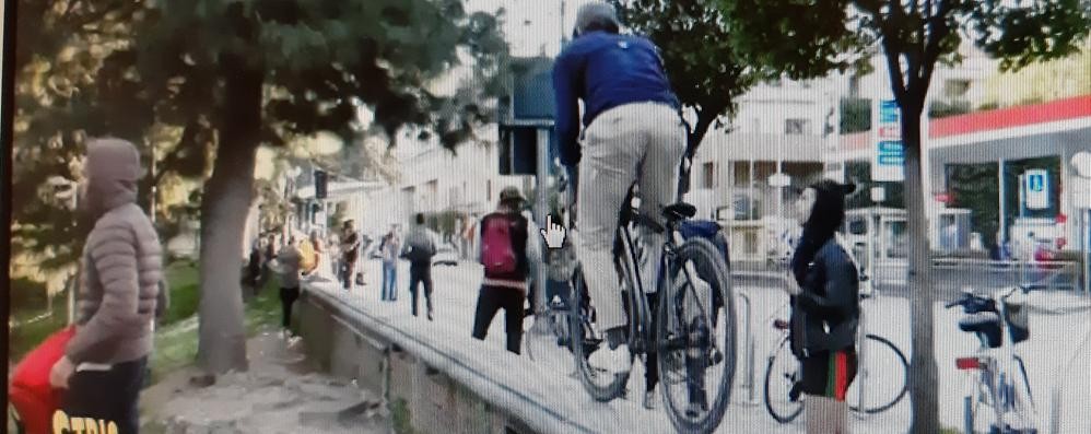 Vittorio Brumotti in stazione a Monza durante un servizio per Striscia la notizia