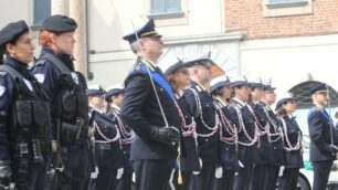 Agenti della polizia locale schierati in occasione dei 151 anni del Corpo.