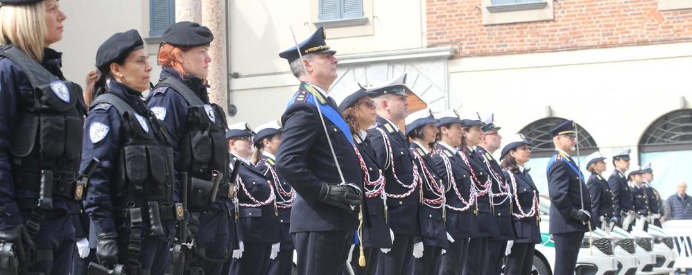 Agenti della polizia locale schierati in occasione dei 151 anni del Corpo.