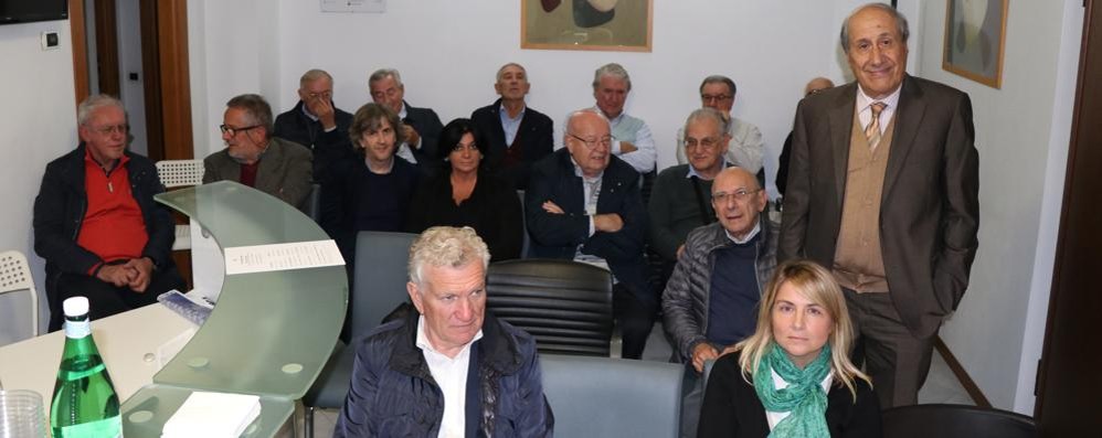 Il direttivo del Cob (comitato ovest Brianza) in riunione con il portavoce Antonio Colombo ( foto Volonterio)