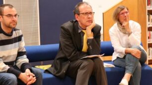 Il professor Raffaele Mantegazza (al centro) durante la discussione sulle ideologie razziste e neofasciste che catturano gli adolescenti in biblioteca Pozzoli a Seregno ( foto Volonterio)