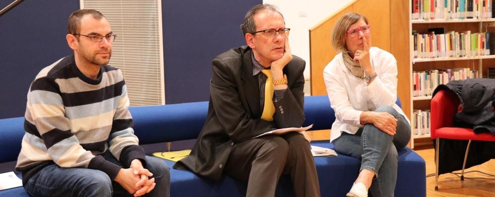 Il professor Raffaele Mantegazza (al centro) durante la discussione sulle ideologie razziste e neofasciste che catturano gli adolescenti in biblioteca Pozzoli a Seregno ( foto Volonterio)