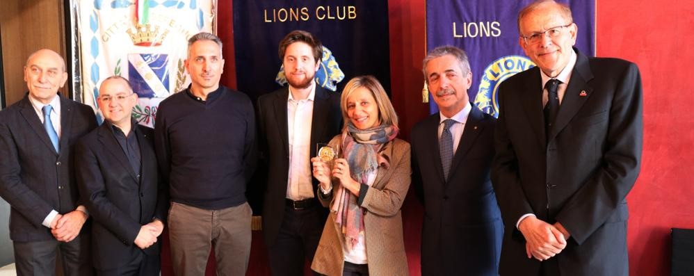 La presentazione della medaglia commemorativa da parte dei Lions seregnesi: Aid e Seregno Brianza a palazzo Landriani ( foto Volonterio)