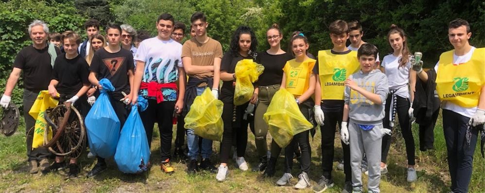 Alcuni dei partecipanti al progetto al Bosco delle Querce di Seveso