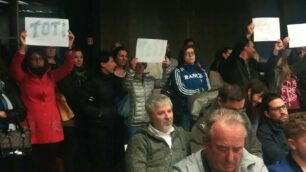 La protesta del comitato genitori della scuola primaria "Toti" in consiglio comunale