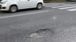 La grande buca comparsa in viale Regina Margherita, a Monza
