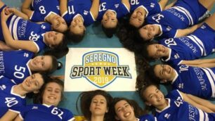 Le ragazze del volley con il logo della manifestazione