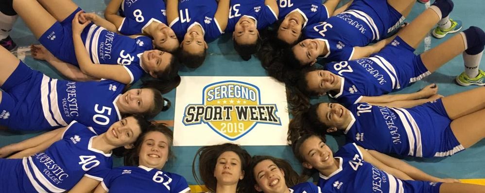 Le ragazze del volley con il logo della manifestazione