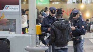 La polizia di stato in stazione