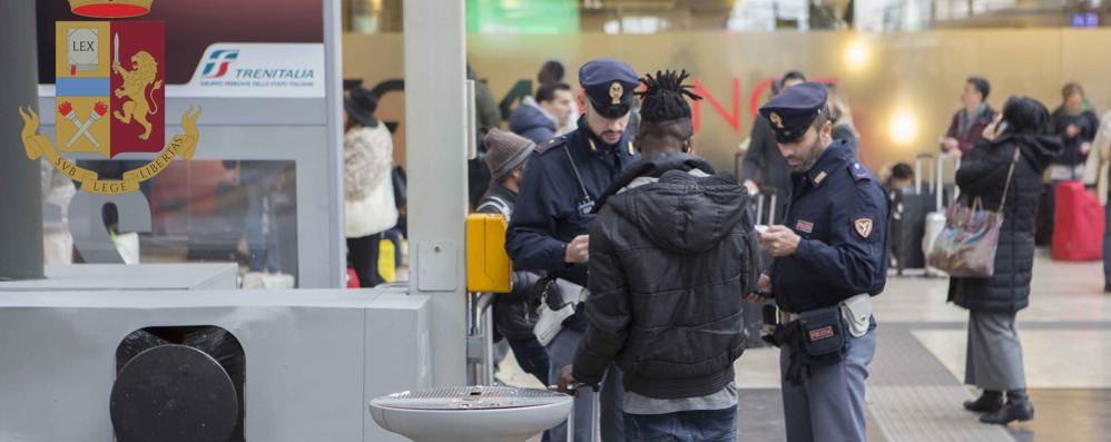 La polizia di stato in stazione