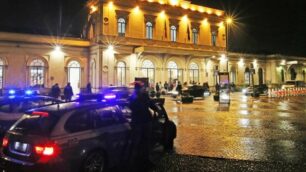 La polizia davanti alla stazione ferroviaria di Monza