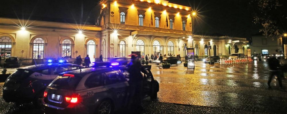 La polizia davanti alla stazione ferroviaria di Monza