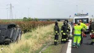 Sullo sfondo l’ambulanza della Croce Bianca di Giussano