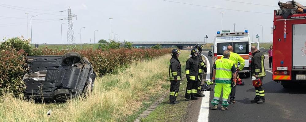 Sullo sfondo l’ambulanza della Croce Bianca di Giussano